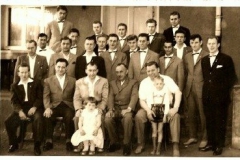 Obere Reihe, v.l.n.r.: Ernie Stöber, Heinz Schimeon, Dieter Verhoeven, Dieter van Laak (genannt Latschen), Kurt Sperling. 2. Reihe v. oben: Kalle Weitzmann, Dieter Zabel, Franz Bergmann, Hans Finke, Günter Schwennen. Mittlere Reihe: Franz Jaroni, K.H. Fuchshofer, Kurt Momber; Hotte Nahlmann, Paul Bach, Siegfrid Schille, Ernst Steiof, Peter Trestik. Unten: Siegfrid Genseleiter, ??. Atta Tenter mit Fredys Tochter Magret, ?? Fredy Kühn mit Sohn Johanne